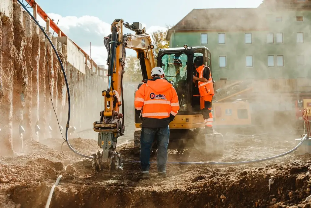 Mitarbeiter von Czwikla beim Betonrückbau durch Spezialfräsen