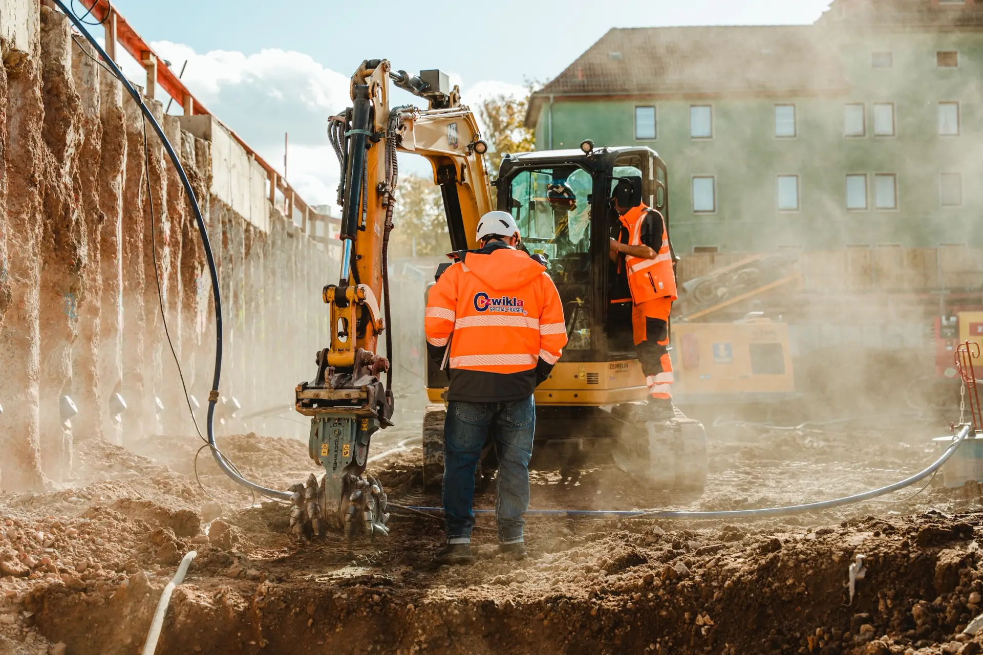 Mitarbeiter von Czwikla beim Betonrückbau durch Spezialfräsen