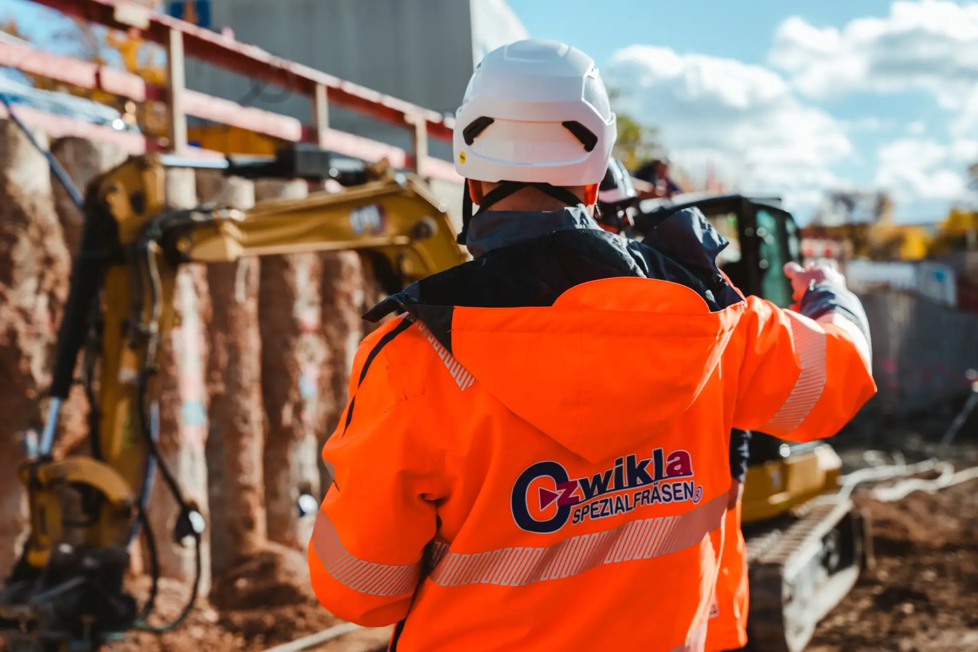 Mitarbeiter von Czwikla in Arbeitskleidung auf einer Baustelle