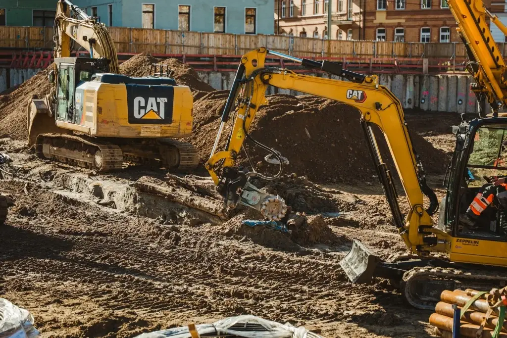 Einsatz vom Spezialfräsen mit modernen CAT-Fahrzeugen im Spezialtiefbau