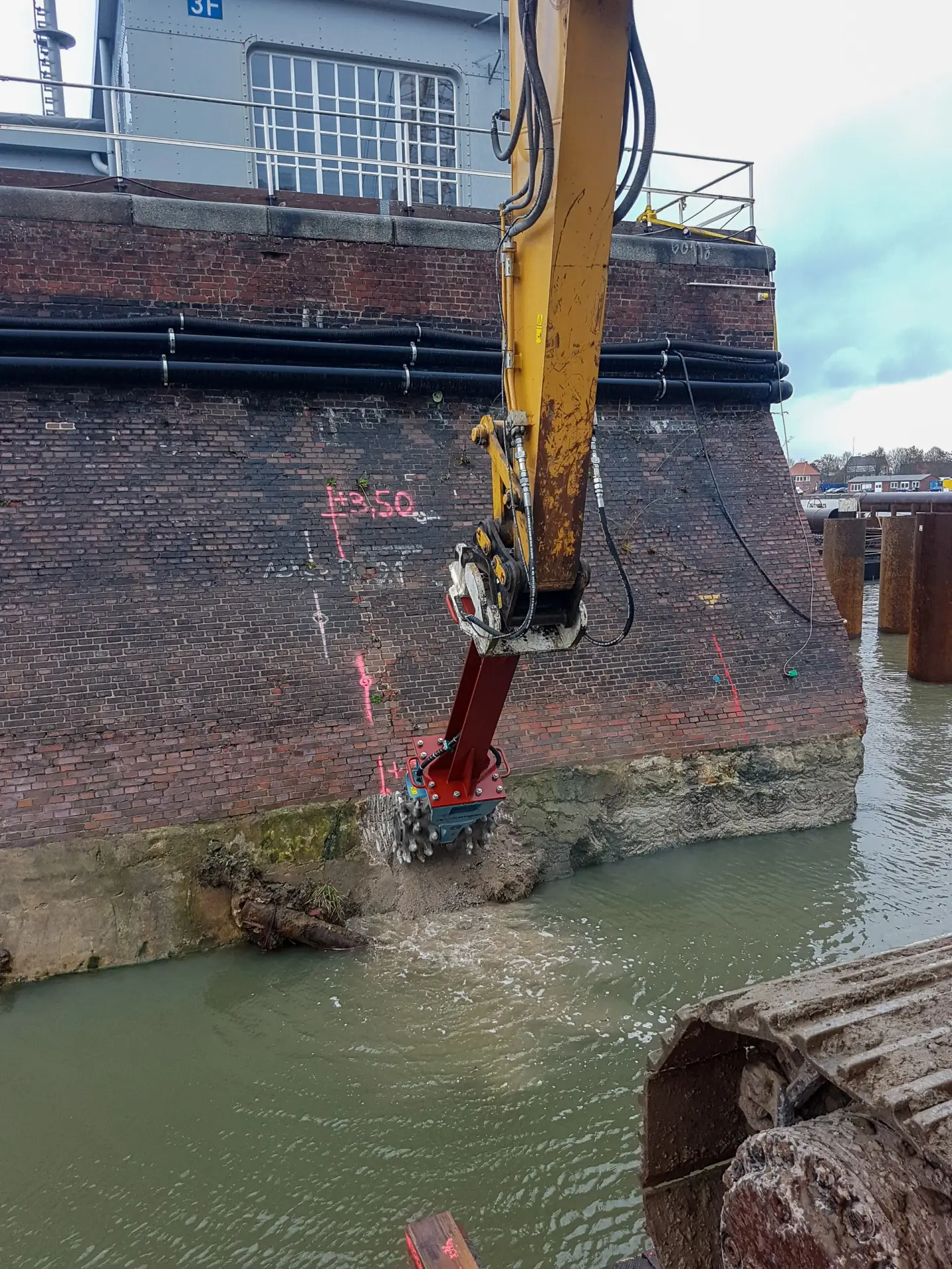 Einsatz von Spezialfräsen im Wasserbau